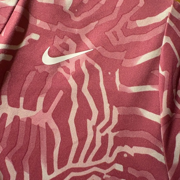 Nike Golf Youth Girls L Dri FIT
Short Sleeve V Neck Fuchsia Pink
Printed - Picture 4 of 8